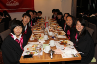 參加了書院2012–13學年第二次高桌晚宴的馮裕欣校友（右二）